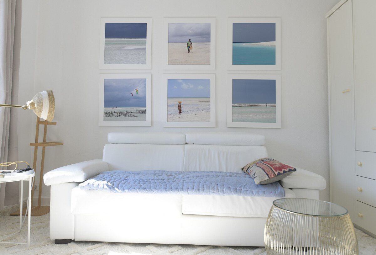 تتميز هذه الغرفة، التي تتحول إلى غرفة معيشة في 30 ثانية، بألوان ناعمة ومساحات تخزين كبيرة ووسائل راحة مفيدة ونوم جيد.  