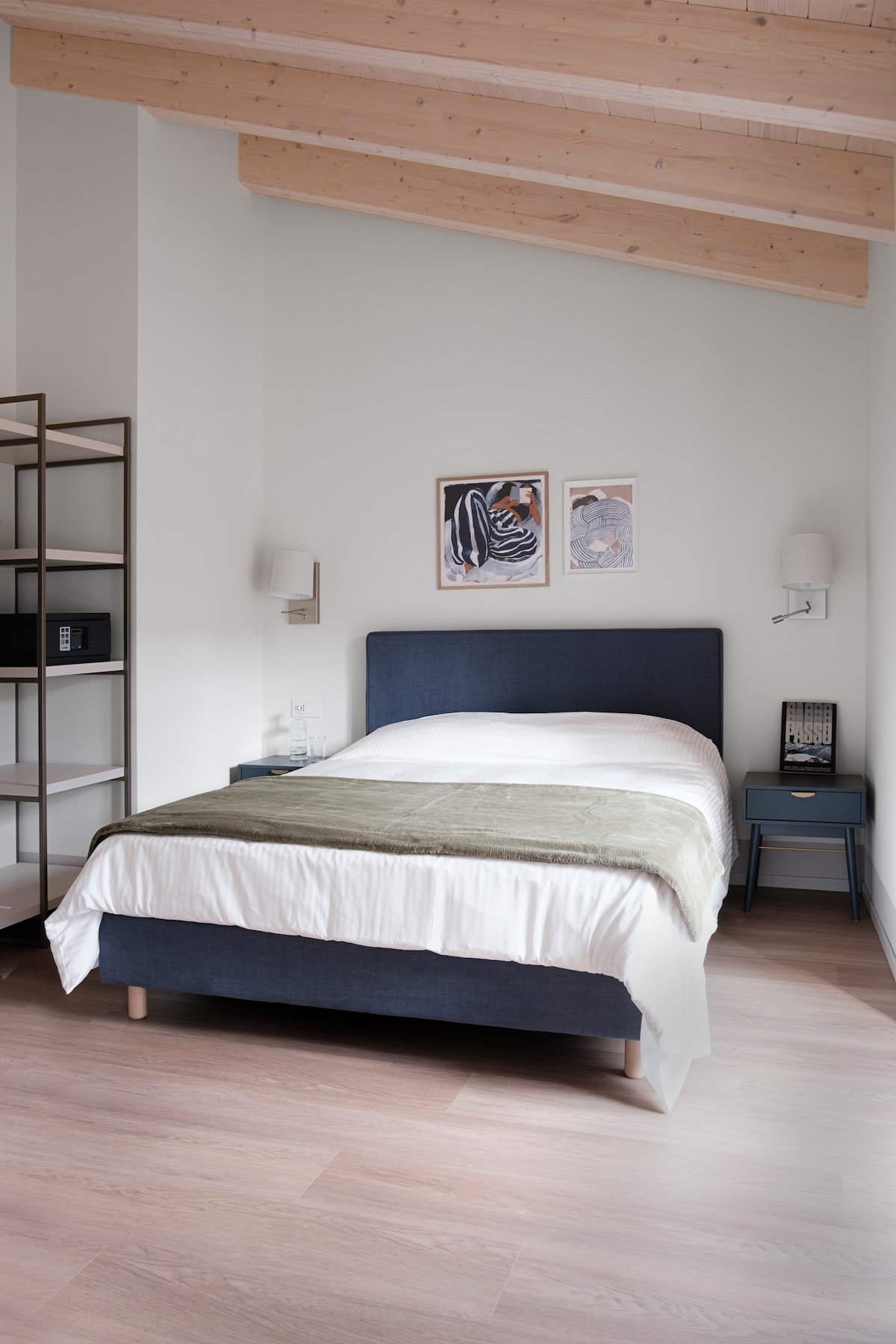 غرفة كبيرة بسرير مزدوج وسرير أريكة،  مفروشة بعناية وإطلالة على البحيرة