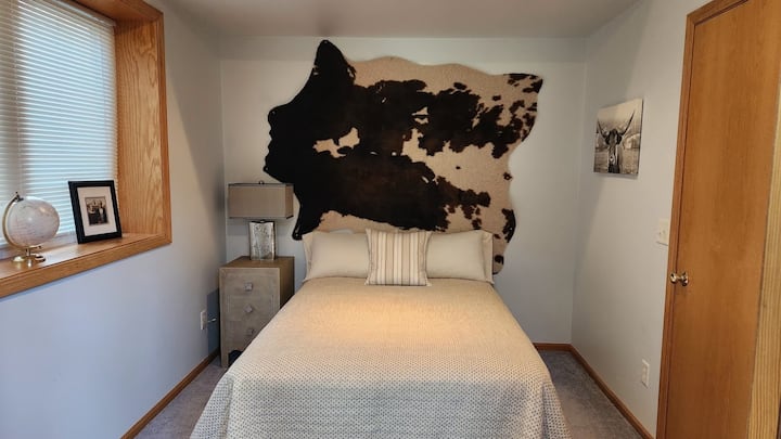 מיטה בגודל מלא.