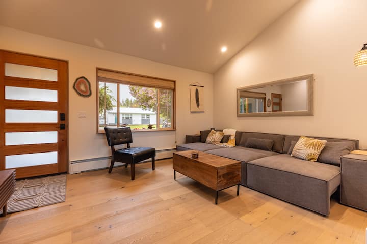 На фотографијата е каучот во излезна положба. Се управува со далечински управувач за лесна употреба.   Има доволно простор за сите да ги испружат нозете и да се опуштат. 