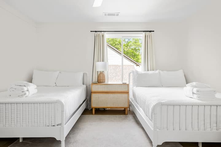 غرفة النوم الثالثة - سريران كاملان + سرير أطفال