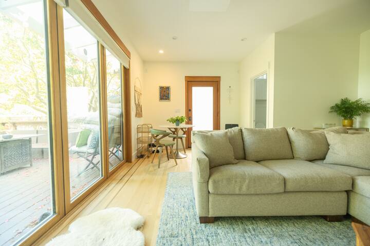 Beautiful Artistic Gem with Garden Patio gallery image 3