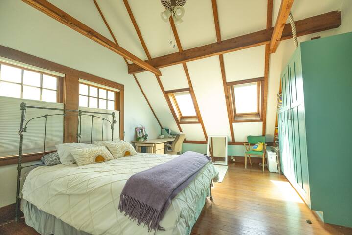 Beautiful Artistic Gem with Garden Patio gallery image 2