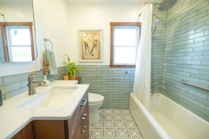 Beautiful Artistic Gem with Garden Patio gallery image 5