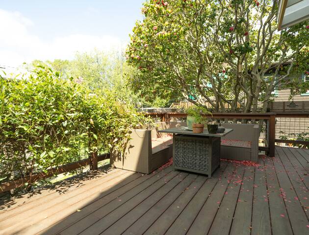 Beautiful Artistic Gem with Garden Patio gallery image 4