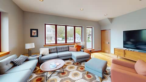 Top Airbnb: Three Bedroom Oasis Walk to Town in Vineyard Haven
