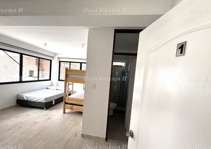 宽敞的房间，配备独立卫生间，光线充足，通风良好，窗户上有卷帘，配备1张双人床和1张双层床，全新Superstar paradise床垫，配备床单、毯子和额外的毯子。