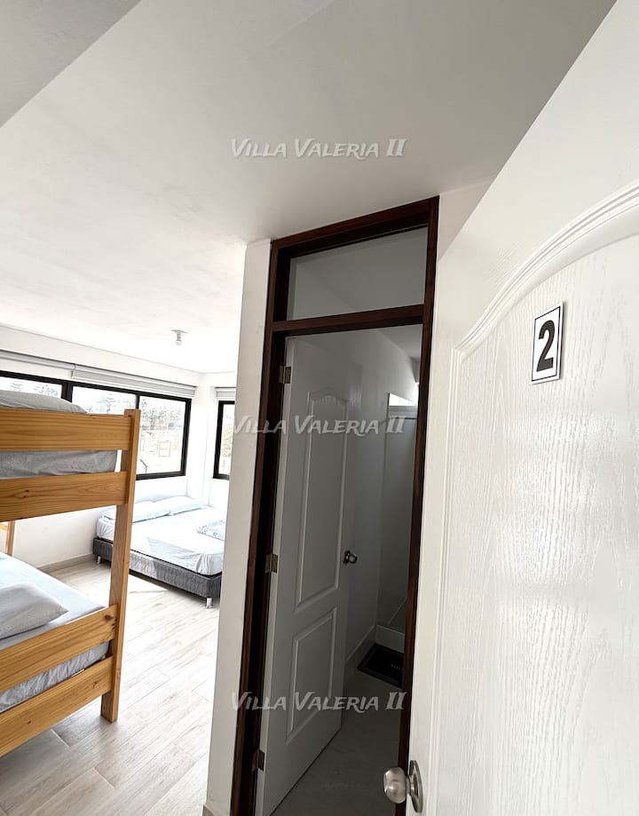 宽敞的房间，配备独立卫生间，光线充足，通风良好，窗户上有卷帘，配备1张双人床和1张双层床，全新Superstar paradise床垫，配备床单、毯子和额外的毯子。