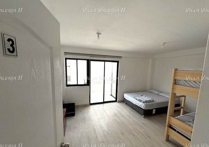 宽敞的房间，配备独立卫生间，光线充足，通风良好，窗户上有卷帘，配备1张双人床和1张双层床，全新Superstar paradise床垫，配备床单、毯子和额外的毯子。