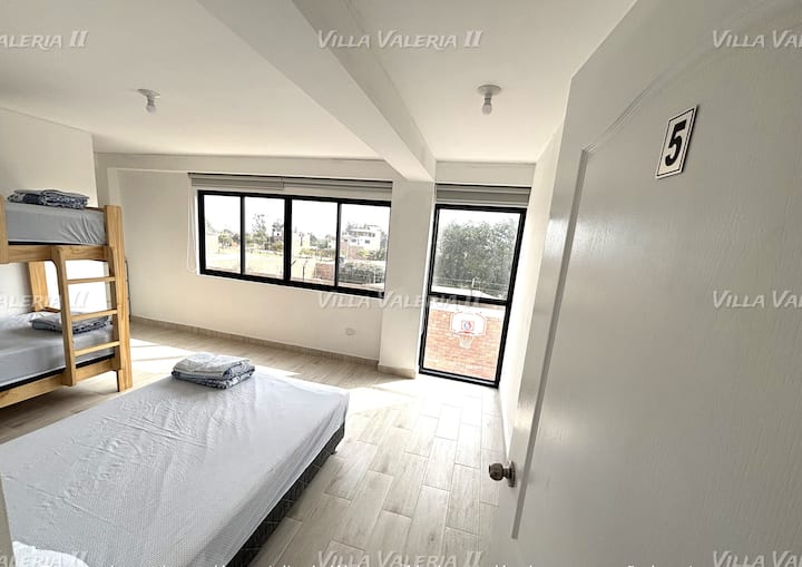 宽敞的房间，配备独立卫生间，光线充足，通风良好，窗户上有卷帘，配备1张双人床和1张双层床，全新Superstar paradise床垫，配备床单、毯子和额外的毯子。