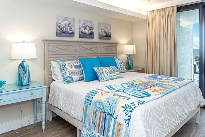 Glavni apartman s bračnim krevetom i balkonom, a ima i zidni TV