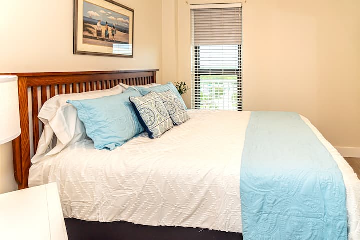 Apartman za goste s bračnim krevetom i zidnim televizorom