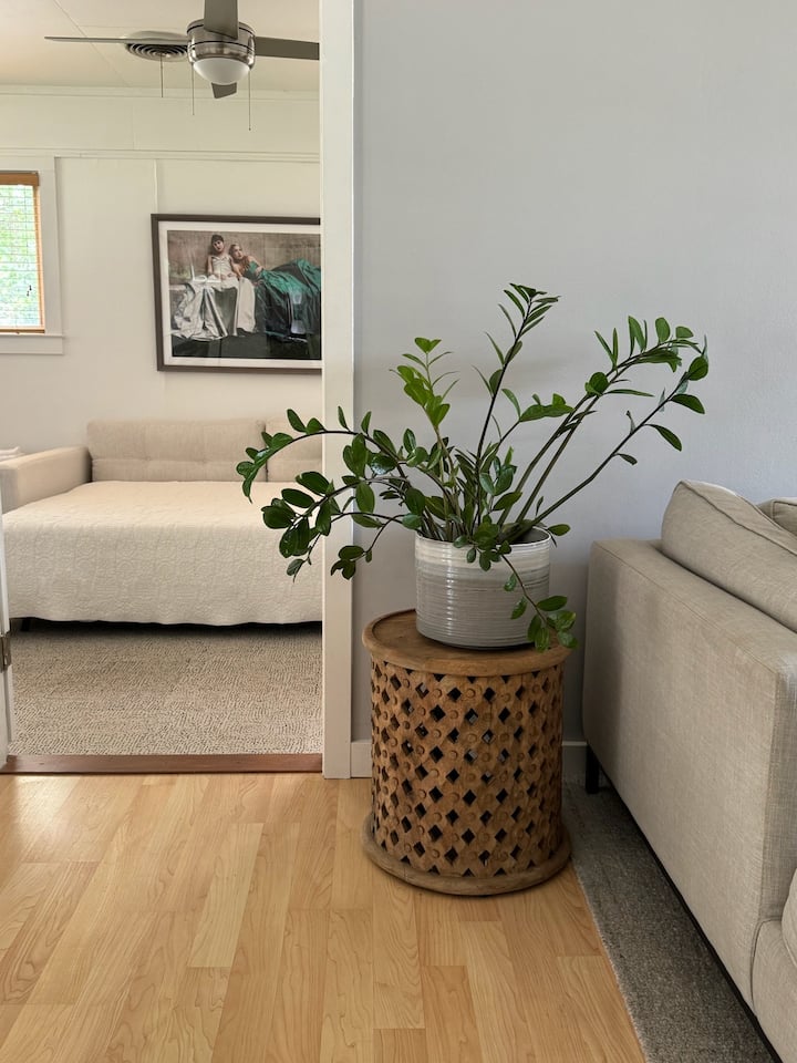 Ova je spavaća soba zapravo knjižnica/radna soba u dnevnom boravku, ali je ujedno i najveća soba u kući i čini lijepu dodatnu sobu. Praonica rublja nalazi se u vrlo velikom ormaru u ovoj prostoriji.