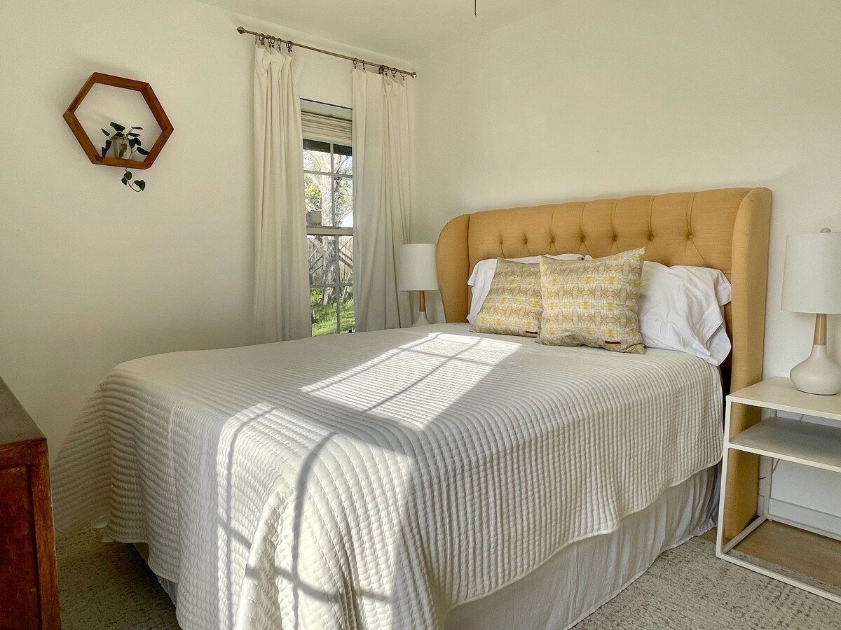 Ლამაზი მყარი ლეიბი 2 დიუმიანი ზედაპირით და ორი ფანჯრით. Ეს ოთახი ორივე ფანჯრიდან ფარშევანგის ხილვის შანსებს გთავაზობთ. 