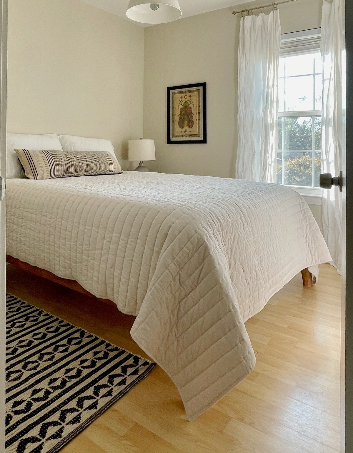 Რაც უფრო პატარაა საძინებლები. Ის, სავარაუდოდ, იდეალურია ერთი ადამიანისთვის, მაგრამ არის ორადგილიანი საწოლი. Უფრო რბილი ლეიბი, ვიდრე ყვითელი საწოლი ოთახი - ძალიან მყუდრო. Სააბაზანოდან დარბაზის გასწვრივ.