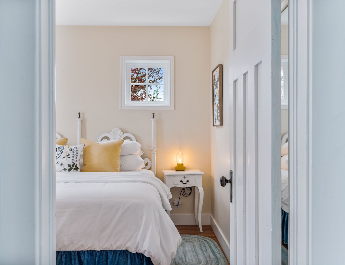 Влизане в основния етаж с двойно легло king size и прилежаща баня