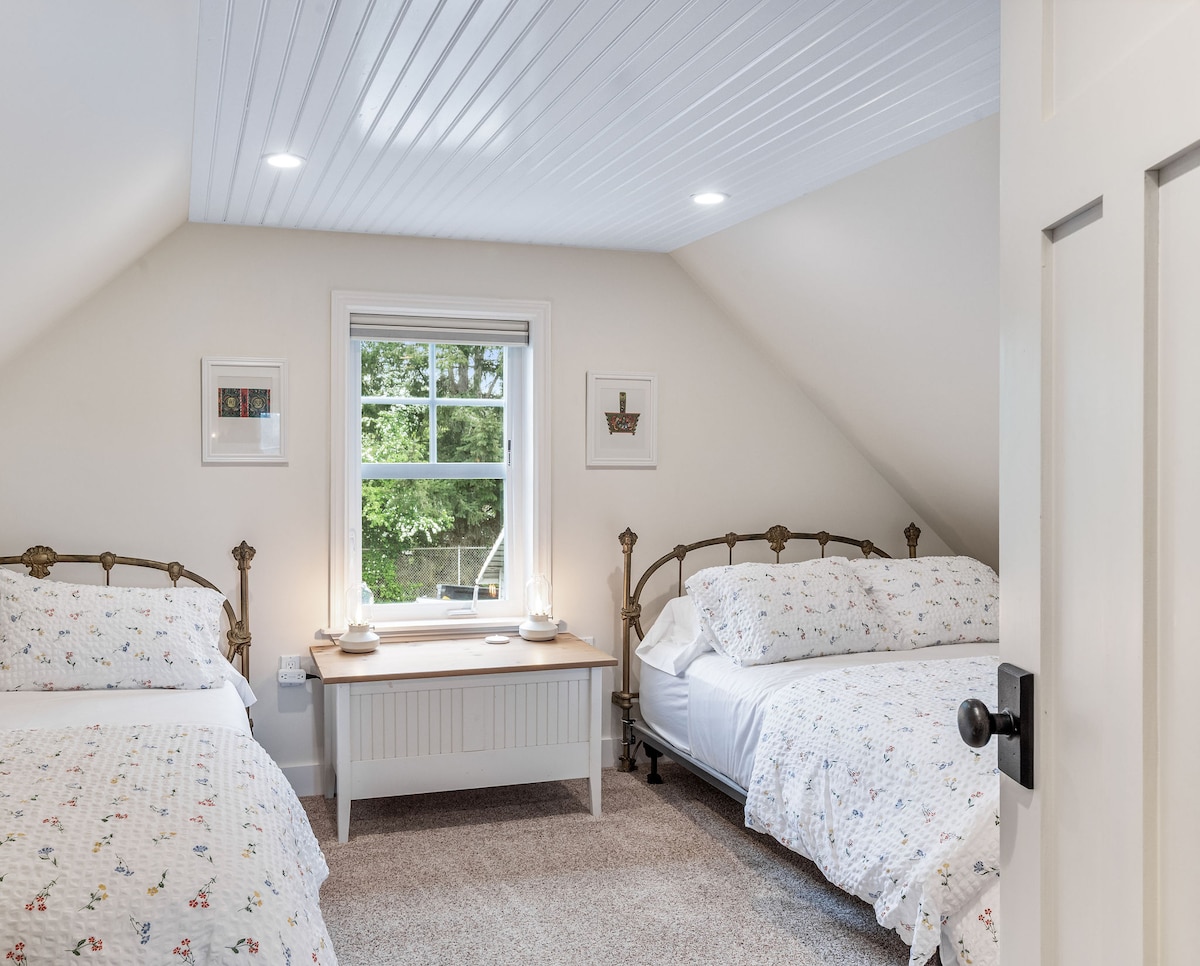 Спалня с 2 x легла в пълен размер