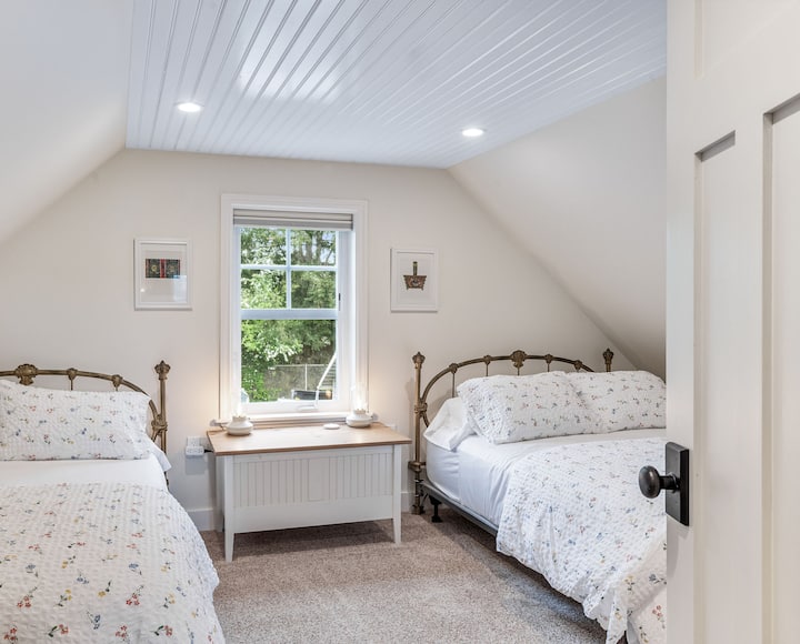 Bedroom with 2 x Full Size Beds