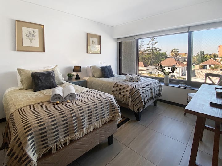 La segunda habitación es igual a la primera, pero con dos cómodas camas individuales de plaza y media, y la misma vista radiante al exterior.