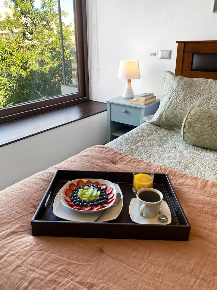 Así pueden lucir los desayunos a la cama en esta increíble habitación con vista despejada e iluminada todas las mañanas.