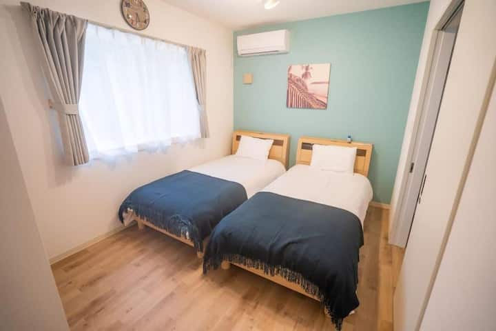 จากชั้น 1 ขึ้นบันไดและมีห้องพัก 3 ห้องบนชั้น 2มีเตียงเดี่ยว 2 เตียงในห้องนอนหนึ่งห้องและห้องนอน 3 ห้องแต่ละห้องมีความสวยงามและกะทัดรัด