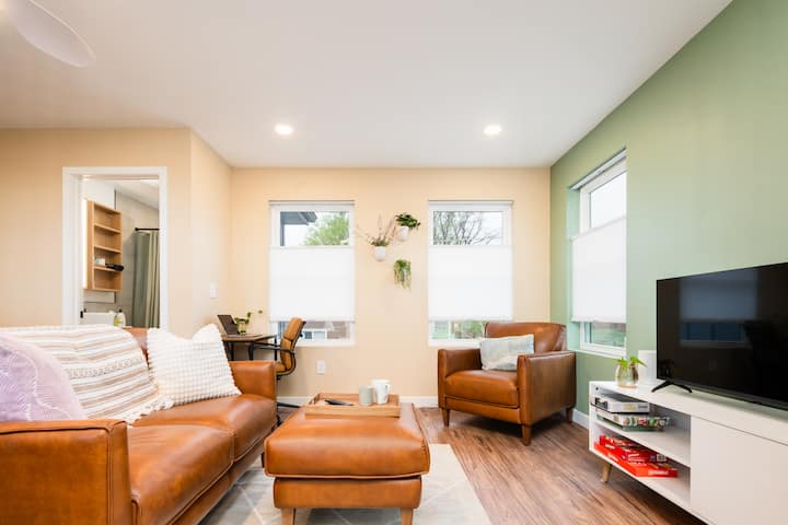 Couples, Concerts & Quiet Escapes. New W/garage - CherryArts