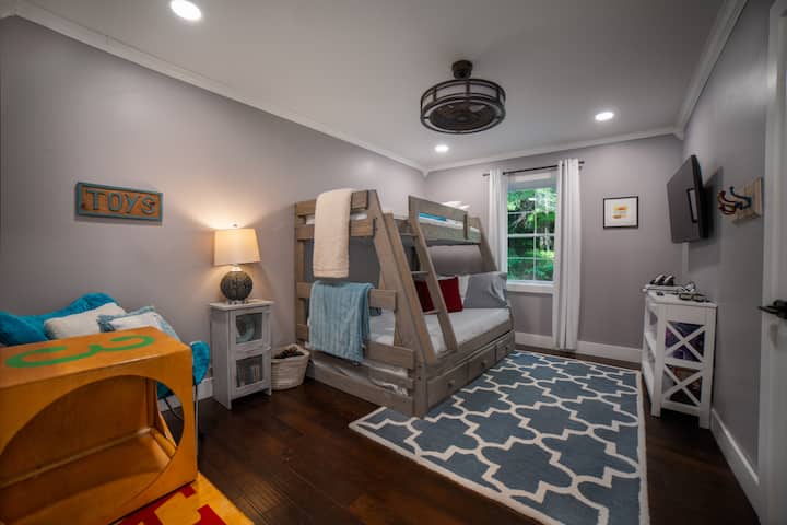 Локално изработен кревет на спрат со двоен кревет на дното и брачен кревет (широк 150-179 см) одозгора. Дополнителни душеци и воздушни душеци достапни за дополнителни гости. 