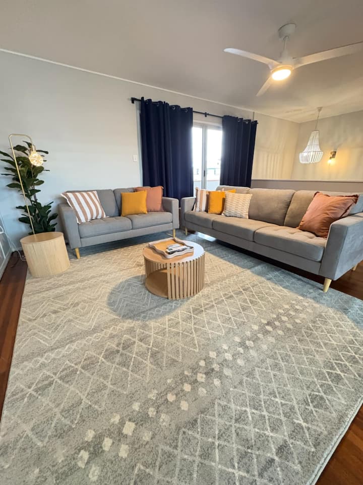 2x Living Rooms | King Beds W Tv/ac Ea Room - Vincent