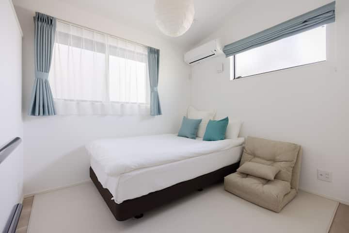 เป็นห้องนอนที่มีโทนสีขาวและสีฟ้าอ่อนที่น่าประทับใจล้อมรอบด้วยความสะอาดและความอ่อนโยน