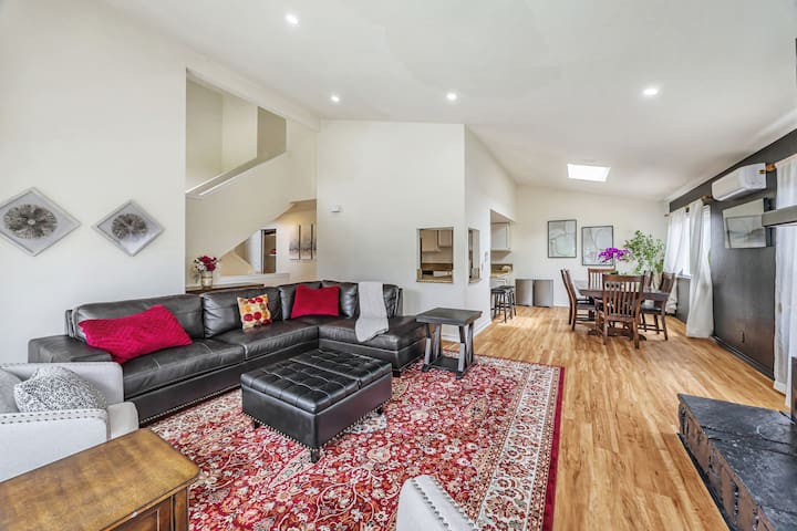 Dogs ok &10 mins walk to beach, hiking, pier, food