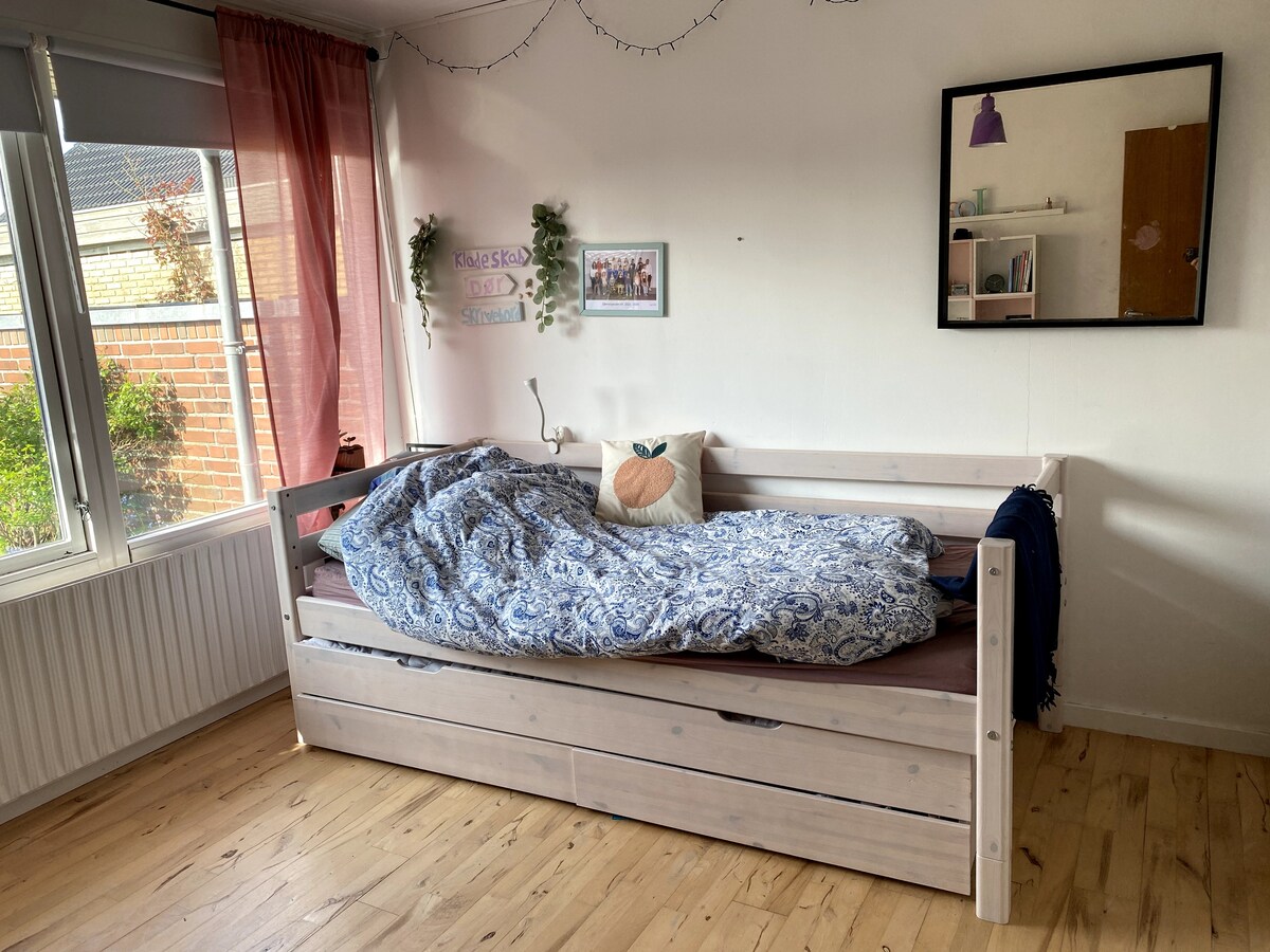 床是一张拉伸床，可变成一张双人床，配备两张优质床垫。