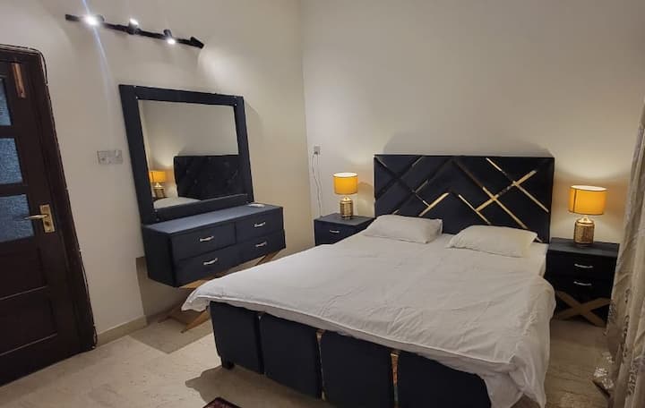 Kjo është dhoma luksoze në katin përdhes, me sallë pritjeje dhe kuzhinë të përbashkët 