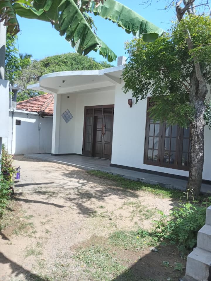 Beachside Stay  Ac, Wifi, Kitchen | Nova Guest - Mirissa