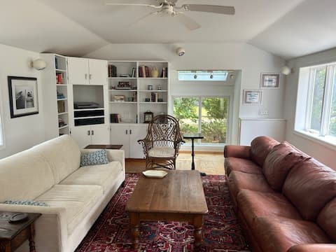 Popular Airbnb listing: Modern house, steps to private beach! in North Eastham