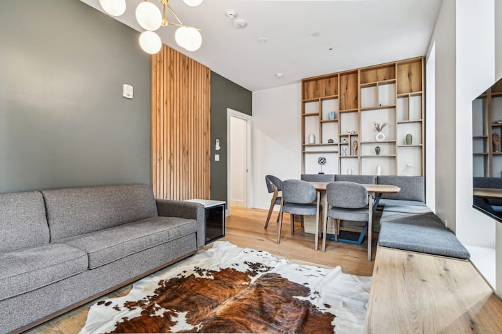 Two Bedroom - Newly Renovated - Washer/dryer - Manhattan