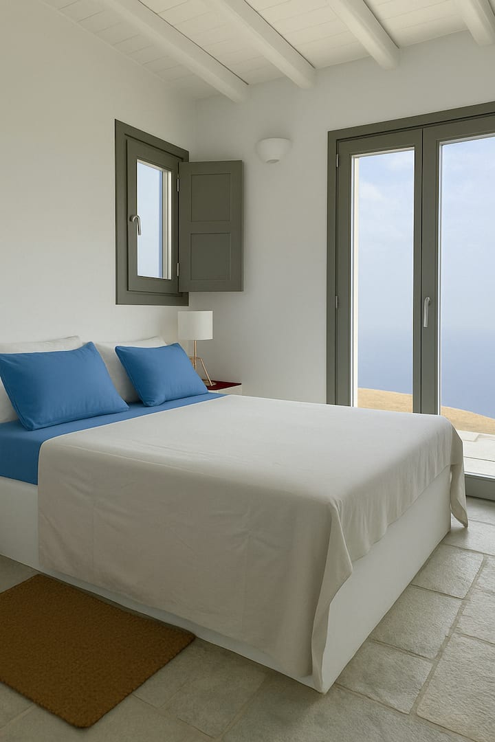 Un dormitorio que ofrece comodidad y una hermosa vista, ideal para aquellos que aprecian la sencillez y la calma.