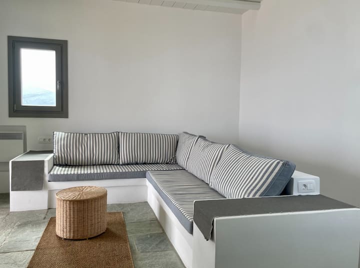 Una acogedora sala de estar con un sofá incorporado que también puede servir como cama para un niño.