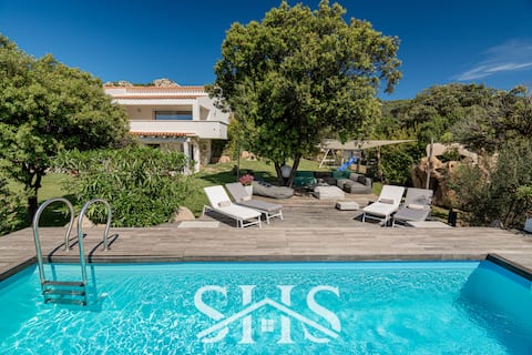 Villa Elena - Charming Oasis with Heated Pool