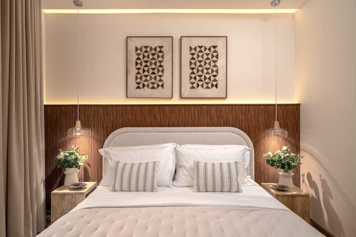 Დახვეწილი საძინებელი მყუდრო საწოლით, თანამედროვე ავეჯითა და იატაკიდან ჭერამდე აწვდენილი ფანჯრებით, რომლებიდანაც იშლება ქალაქის თვალწარმტაცი ხედები დღე-ღამის ნებისმიერ მონაკვეთში.