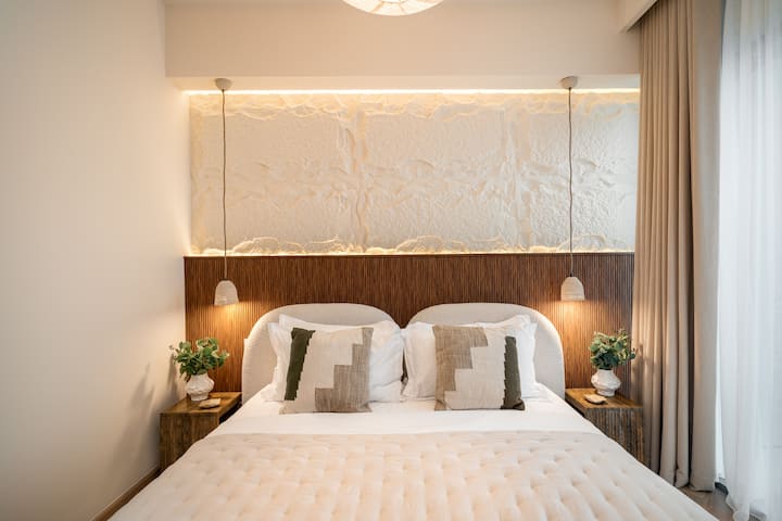 Დახვეწილი საძინებელი მყუდრო საწოლით, თანამედროვე ავეჯითა და იატაკიდან ჭერამდე აწვდენილი ფანჯრებით, რომლებიდანაც იშლება ქალაქის თვალწარმტაცი ხედები დღე-ღამის ნებისმიერ მონაკვეთში.