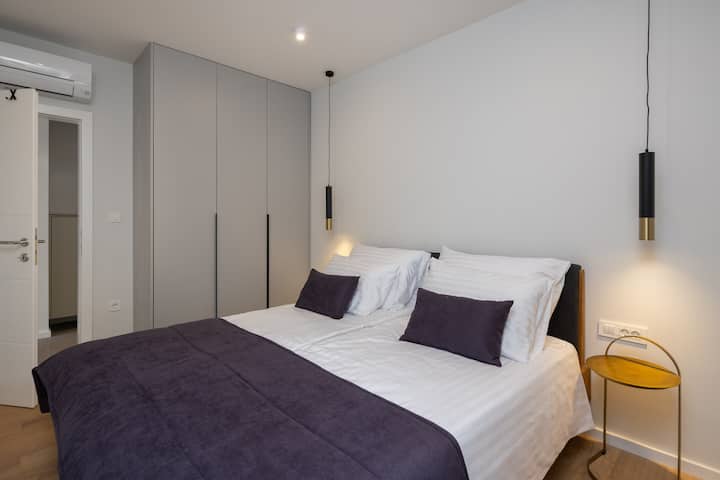 Camera climatizzata con un letto matrimoniale 