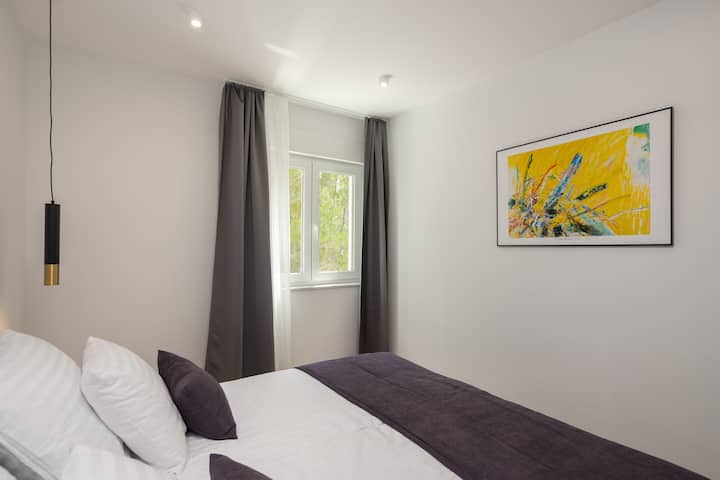 Camera climatizzata con un letto matrimoniale 