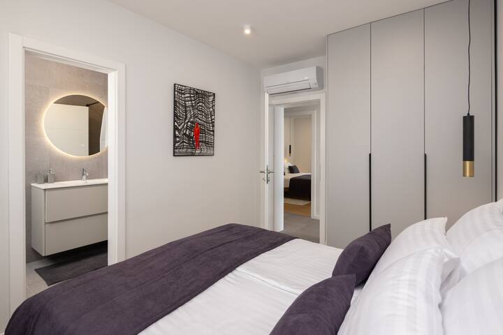 Camera da letto climatizzata con letto matrimoniale e bagno interno