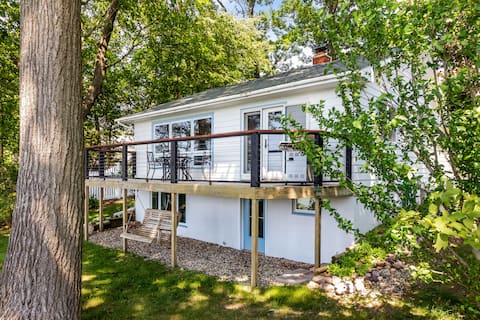 Lakefront Cottage with Hot Tub & Beach Access