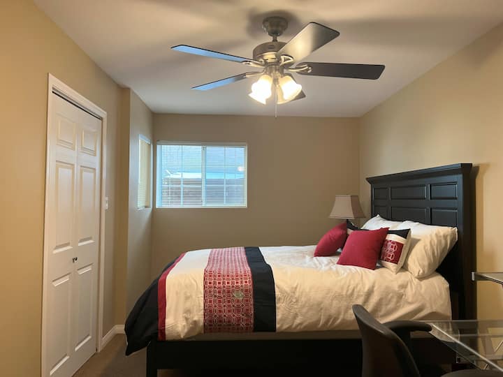 舒适的卧室，配备高品质的酒店级标准双人床垫、带衣架的宽敞步入式衣柜和时尚梳妆台。 床上用品可能因季节而异，以确保舒适。 温馨、放松的空间，非常适合安静的夜晚。