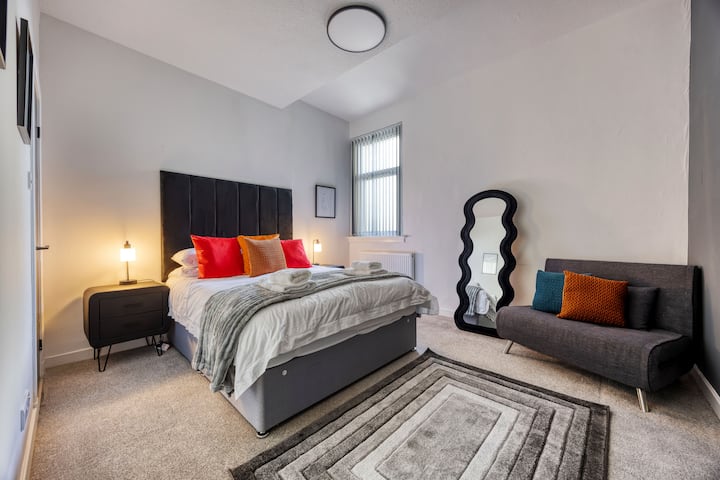 Голема пространа главна спална соба