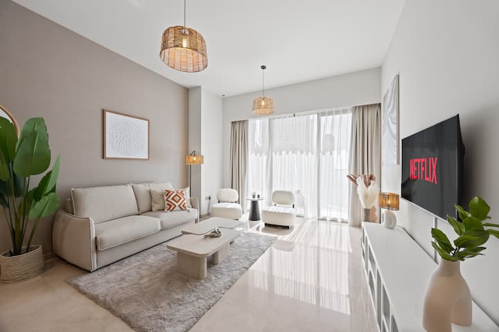تصميم داخلي أنيق مستوحى من Boho – مصمم بألوان ناعمة وأثاث حديث وتفاصيل مريحة لتجعلك تشعر وكأنك في بيتك في قلب وسط مدينة دبي.