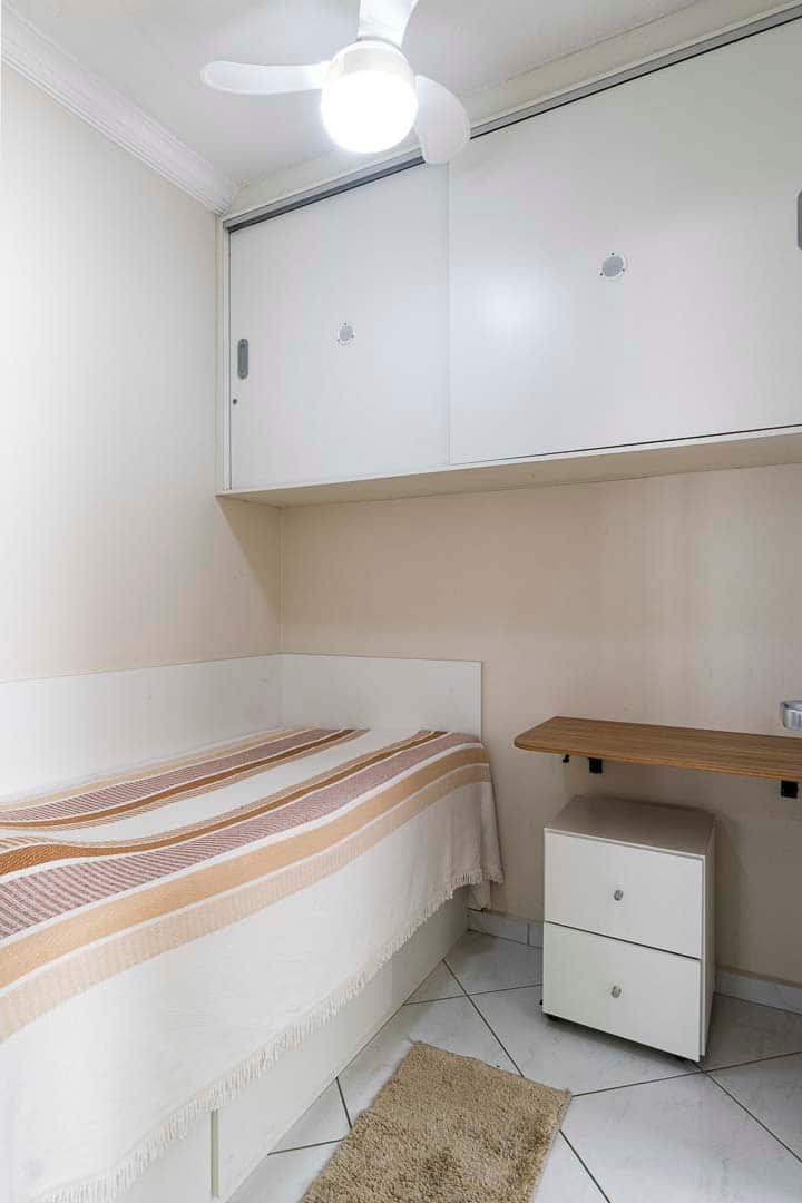 Os quartos possuem armário, edredom, protetor de colchão e ventilador de teto