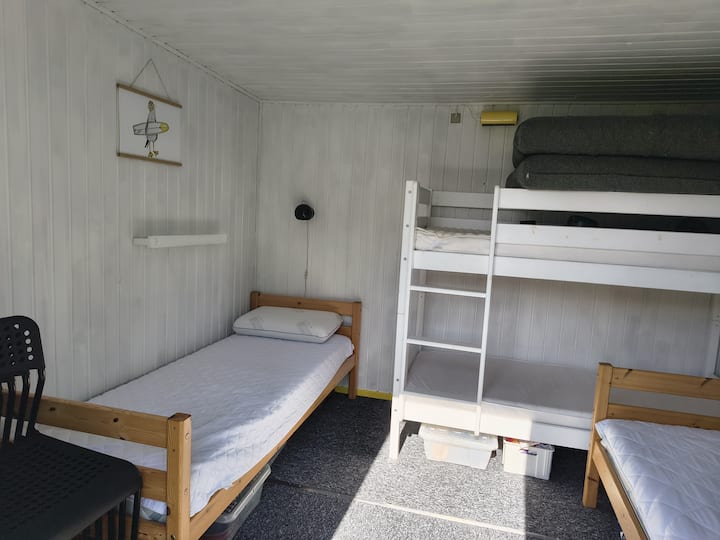 Aneks me dy krevate tek, si dhe krevat marinari dhe krevat fëmijësh 