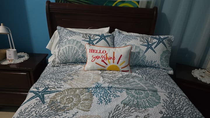 غرفة النوم هذه واسعة وتتصل بالحمام الرئيسي في الطابق الرئيسي. إنه مناسب لشخص مسن أو شخص لديه طفل صغير ؛ ولديه إمكانية الوصول المباشر إلى الحمام.